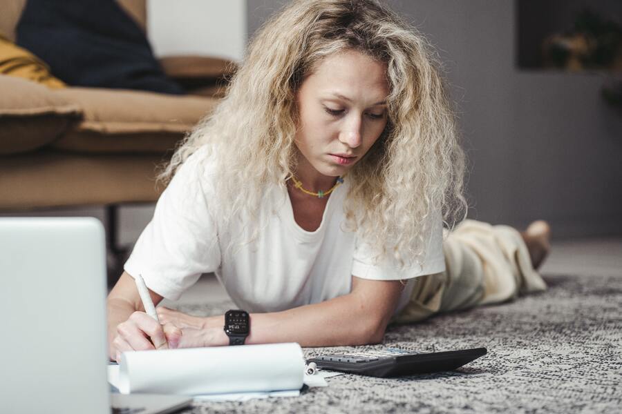 Femme qui utilise une calculatrice