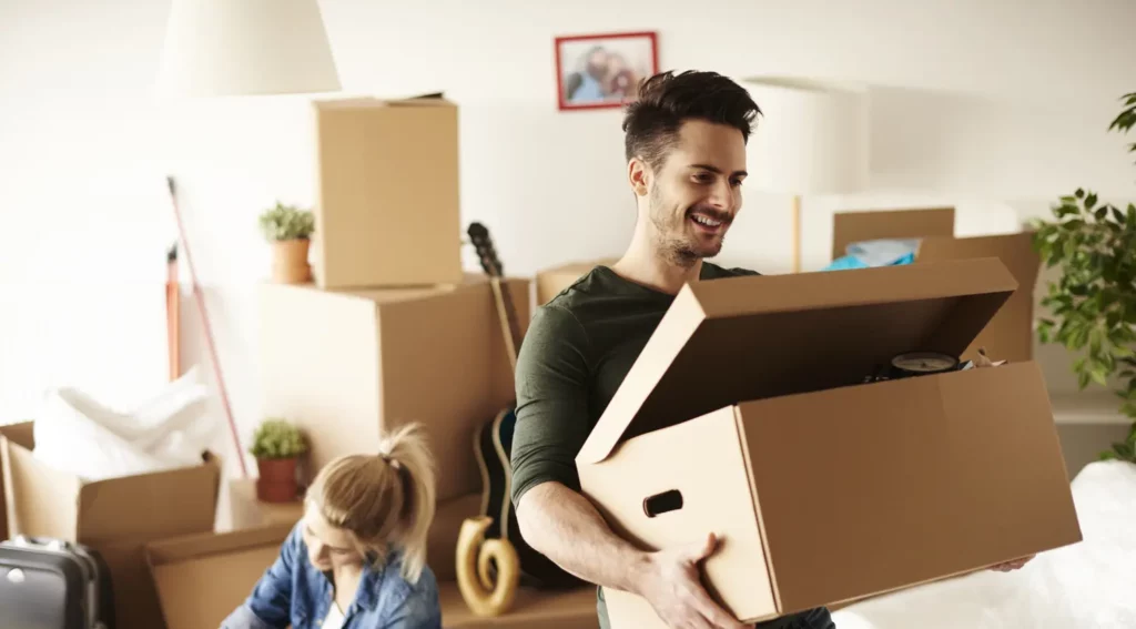 Couple organisant un déménagement